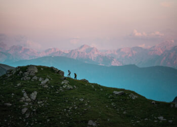 Wandern Sie auf den Gipfeln der Dolomiten Malerische Bergwanderung in den Dolomiten