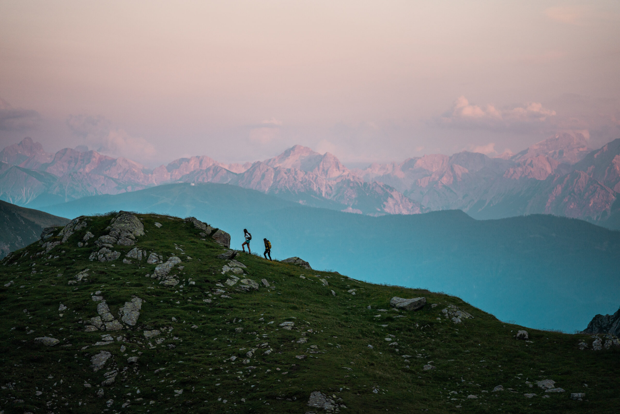 Wandern Sie auf den Gipfeln der Dolomiten Malerische Bergwanderung in den Dolomiten